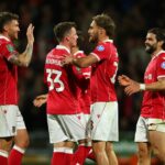 Hráči Wrexhamu oslavujú gól Nathana Broadheada proti Readingu na Carabao Cupe