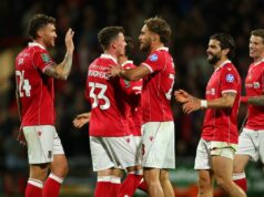 Wrexham utrpel ranu, pretože kľúčová hviezda čelí dlhému prepúšťaniu a teraz môže odísť v januári Hráči Wrexhamu oslavujú gól Nathana Broadheada proti Readingu na Carabao Cupe