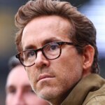 Spolumajiteľ Wrexhamu Ryan Reynolds na Racecourse Ground