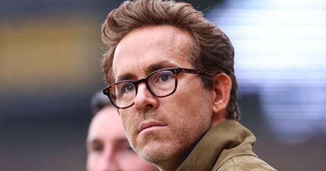 Spolumajiteľ Wrexhamu Ryan Reynolds na Racecourse Ground