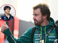 Yuki Tsunoda videl, ako ide za Fernandom Alonsom a ospravedlňuje sa mu po tom, čo mu bránil v šprinte na GP F1 Kataru Fernando Alonso z tímu Aston Martin po kvalifikácii šprintu na pretekársky víkend 2025 F1 v Katare - Zdroj: Getty