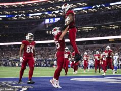 Zábery ukazujú, ako sa Stephen A. Smith zvíja vedľa nahnevaného Jerryho Jonesa počas prehry Cowboys s Cardinals Arizona Cardinals zabezpečili víťazstvo 27:17 proti Dallas Cowboys na AT&T Stadium