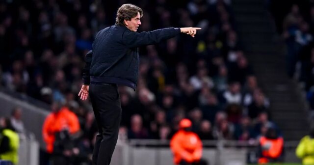 Thomas Frank gestikuluje počas zápasu Ligy majstrov UEFA medzi Tottenhamom Hotspur a FC Kodaň