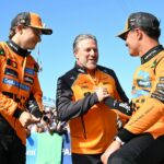 Generálny riaditeľ McLarenu Zak Brown a šéf tímu Andrea Stella na okruhu Marina Bay Street. Zdroj: Getty