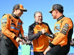 Zak Brown uvádza rekord v zdanlivom „rozpade“ medzi Landom Norrisom a Oscarom Piastrim Generálny riaditeľ McLarenu Zak Brown a šéf tímu Andrea Stella na okruhu Marina Bay Street. Zdroj: Getty