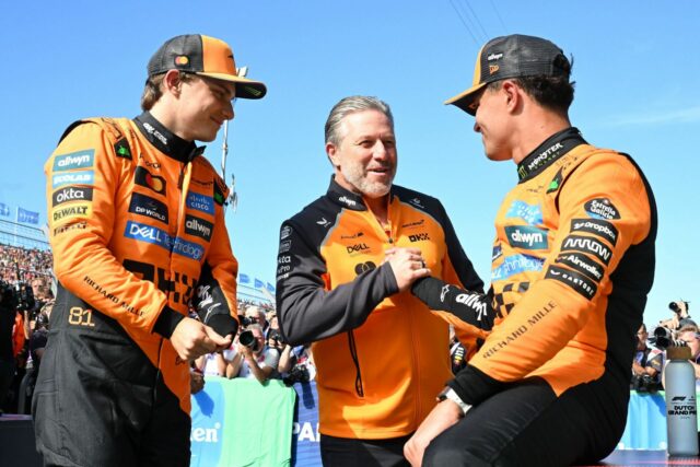 Zak Brown uvádza rekord v zdanlivom „rozpade“ medzi Landom Norrisom Generálny riaditeľ McLarenu Zak Brown a šéf tímu Andrea Stella na okruhu Marina Bay Street. Zdroj: Getty