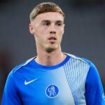 Cole Palmer z FC Chelsea sa pozerá na zápas fázy MD1 Ligy majstrov UEFA 2025/26 proti Bayernu Mníchov