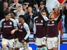 Zatýkanie, protesty a nepríjemná atmosféra zabezpečili, že to nebol normálny zápasový deň. Aston Villa možno porazila Maccabi Tel Aviv 2:0, ale toto bola hra, ktorú chceli oba tímy zložiť z cesty, píše TOM COLLOMOSSE Donyell Malen (vpravo) strelil druhý gól Aston Villy pri výhre 2:0 nad Maccabi Tel Aviv