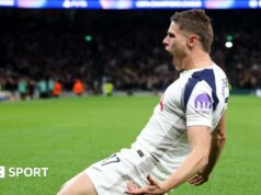 Zdá sa, že Lionel Messi sa zmenil na Mickyho van de Vena Troy Deeney and Moises Caicedo