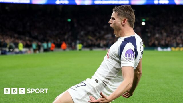 Zdá sa, že Lionel Messi sa zmenil na Mickyho van Troy Deeney and Moises Caicedo