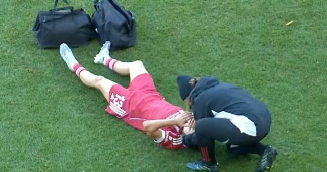 Ženské eso Liverpoolu previezli po prerušení zápasu do nemocnice so Ženské eso Liverpoolu previezli po prerušení zápasu do nemocnice so zranením krku | Futbal | Šport