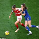 Hviezda Arsenalu Katie McCabe, vľavo, nemala na sebe mak pri víťazstve Arsenalu nad Leicesterom