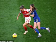 Ženský futbalista Írskeho Arsenalu sa rozhodol nenosiť mak pri víťazstve nad Leicesterom – napriek tomu, že tak urobil v období spomienky minulý rok Hviezda Arsenalu Katie McCabe, vľavo, nemala na sebe mak pri víťazstve Arsenalu nad Leicesterom