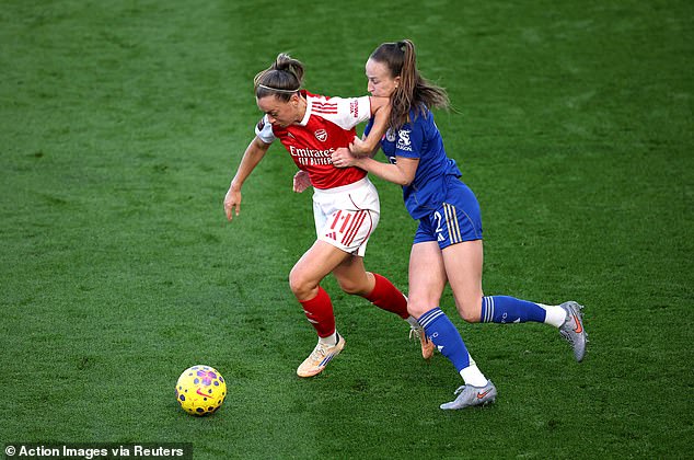 Ženský futbalista Írskeho Arsenalu sa rozhodol nenosiť mak pri víťazstve Hviezda Arsenalu Katie McCabe, vľavo, nemala na sebe mak pri víťazstve Arsenalu nad Leicesterom