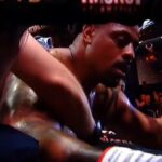 Bývalá hviezda NFL Greg Hardy sa v piatok zrútil do kúta počas boxerskej exhibície v Rusku