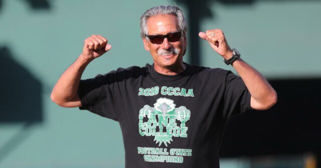 Zosnulý tréner Laney John Beam bol po výbere poctený Nahshonom Zosnulý tréner Laney John Beam bol po výbere poctený Nahshonom Wrightom z Bears