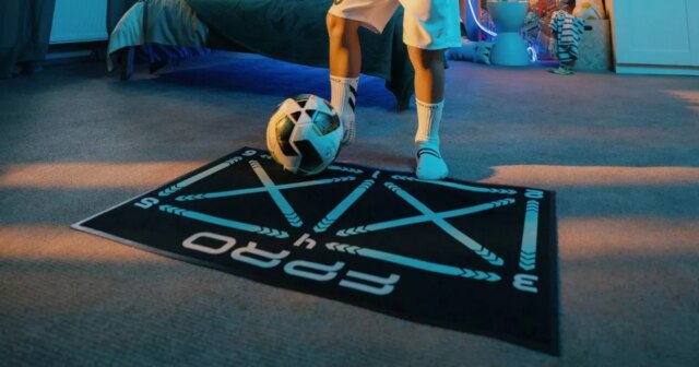 Zostávajú hodiny na získanie 70% zľavy na futbalový tréningový set Chlapčenský futbalový tréning s FPRO podložkou