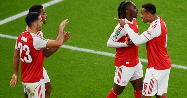 Zostavy Arsenalu verzus Sunderland ako rozhodnutie Mikela Merina a zmena Mikel Merino a Eberechi Eze sú v súboji o štart za Arsenal proti Sunderlandu v sobotu