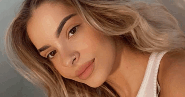 Anita Vidovic pózuje na fotke