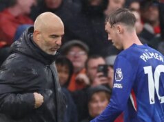 Zranenie Colea Palmera: Všetko, čo potrebujete vedieť od dátumu návratu až po veľký náznak Enza Maresca Enzo Maresca sa rozpráva s Coleom Palmerom po tom, čo sa zranil.