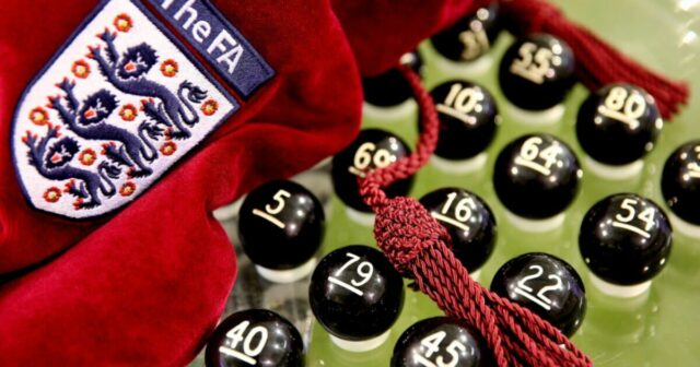 Žreb druhého kola FA Cupu NAŽIVO: EFL a mimoligové kluby Žreb druhého kola FA Cupu NAŽIVO: EFL a mimoligové kluby objavujú osudy | Futbal | Šport