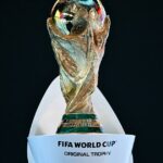 Táto fotografia zobrazuje trofej majstrovstiev sveta vo futbale 2026 pred žrebovaním majstrovstiev sveta vo futbale 2026 a európskeho žrebu play-off a turnaja play-off v FIFA's Home of Football v Zürichu 20. novembra 2025. (Foto: Fabrice COFFRINI / AFP) (Foto: FABRICE Images Getty COFFRINI)