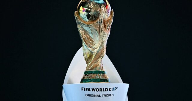 Žreb play-off MS 2026: Všetko, čo potrebujete vedieť, keď Wales Táto fotografia zobrazuje trofej majstrovstiev sveta vo futbale 2026 pred žrebovaním majstrovstiev sveta vo futbale 2026 a európskeho žrebu play-off a turnaja play-off v FIFA's Home of Football v Zürichu 20. novembra 2025. (Foto: Fabrice COFFRINI / AFP) (Foto: FABRICE Images Getty COFFRINI)