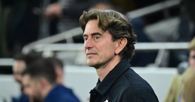 Thomas Frank sa pozerá