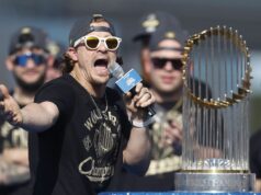 „Arogantný a neúctivý k Jays“; “Aký hlupák” logo pochodového šialenstva