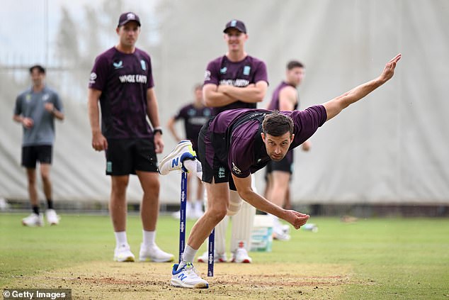 „Bol absolútne rýchly“: Anglický tímový kolega Marka Wooda podporuje rýchleho Mark Wood bol oslavovaný ako „absolútne rýchly“ v bowlingu na tréningu pred Ashes