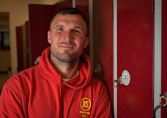 „Chris navrhol, aby som hral v Škótsku, ale ja som John Sutton sa naladí na dnešné stretnutie medzi Motherwell a St Mirren v Hampdene