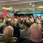 Fanúšikovia Celticu držia v rukách červené karty, keď sa výročné valné zhromaždenie klubu prepadlo do frašky