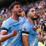 WOLVERHAMPTON, ANGLICKO - 16. AUGUSTA: Rayan Cherki z Manchestru City oslavuje po tom, čo strelil štvrtý gól svojho tímu počas zápasu Premier League medzi Wolverhampton Wanderers a Manchester City v Molineux 16. augusta 2025 v anglickom Wolverhamptone. (Foto: James Gill – Danehouse/Getty Images)