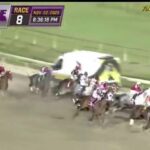 Osem džokejov muselo dramaticky uhnúť, aby sa vyhli čelnej zrážke so sanitkou, ktorá bola v sobotu večer označovaná za najdesivejšie takmer neúspech v histórii pretekov.