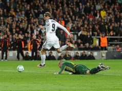 „Je to ako keby sa škrtil“: Komentátorský kolega Garyho Nevilla ho obviňuje z toho, že „pokazil moju chvíľu slávy“ svojimi „neprirodzenými“ zvukmi z mikrofónu, keď Chelsea porazila Barcelonu Zakončenie Fernanda Torresa po zranení bolo jedným z najdramatickejších v histórii Ligy majstrov