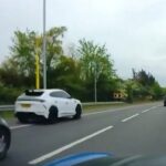 Zábery zaznamenané motoristom na ich prístrojovej kamere ukazujú, ako futbalista vo svojom super SUV za 200 000 libier brázdi po tvrdej krajnici dvojprúdovej cesty.