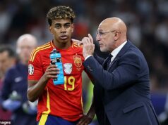 „Nenormálne“ vyradenie Lamine Yamal zo španielskeho tímu vyvolalo novú búrku medzi Barcelonou a Španielskom: Manažér odpovedá po „invazívnej procedúre“ vykonanej za chrbtom 18-ročného mladíka Španielsky šéf Luis de la Fuente (vpravo), na snímke s Laminem Yamalom na finále Eura 2024, zaútočil na „abnormálnu“ a „bezprecedentnú“ situáciu zahŕňajúcu jeho tajný „invazívny“ postup.