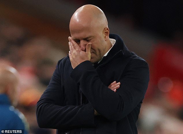 „Neúctivý, beztriedny“ Arne Slot odštartoval pád Liverpoolu svojou dovolenkou na Paul Scholes naznačil, že medzisezónny výlet Arneho Slotu na Ibizu viedol k prudkému poklesu Liverpoolu.