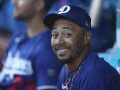 „Odíď do dôchodku a založ si kapelu Mookie Betts“; „Muž sa nudí“ logo pochodového šialenstva