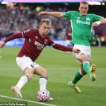 Dan Burn súperí s Jarrodom Bowenom počas nedeľnej porážky 3:1 na pôde West Hamu