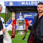Barrie Drewlitt-Barlow a jeho partner Scott drží FA Cup na Maldone a vo futbalovom klube Tiptree