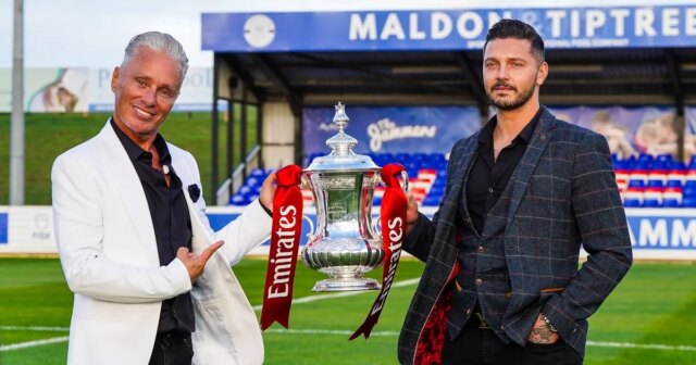 Barrie Drewlitt-Barlow a jeho partner Scott drží FA Cup na Maldone a vo futbalovom klube Tiptree