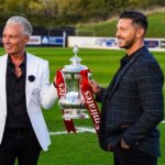 Barrie Drewlitt-Barlow drží FA Cup so svojou polovičkou Scottom na Maldone a Tiptree