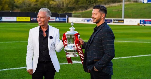 Barrie Drewlitt-Barlow drží FA Cup so svojou polovičkou Scottom na Maldone a Tiptree