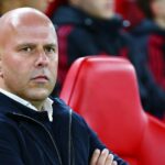 Arne Slot sedel v zemľanke na Anfielde