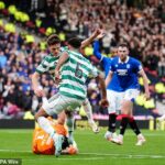 Hráč tímu Celtic Auston Trusty dostal žltú kartu za kopnutie Jacka Butlanda na hlavu