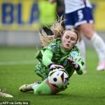 Earpsová vo svojej pripravovanej autobiografii, ktorá bola publikovaná v denníku Guardian, tvrdí, že správanie Hamptona počas anglickej kampane Euro 2022 bolo „rušivé a nespoľahlivé“.