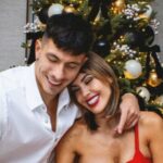 Hviezdy Premier League budú na Vianoce oddychovať so svojimi blízkymi, vrátane hviezdy Liverpoolu Federica Chiesu a jeho úžasnej manželky Lucie Bramani.