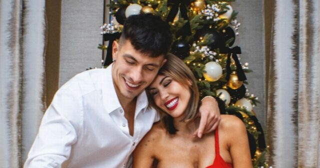 Hviezdy Premier League budú na Vianoce oddychovať so svojimi blízkymi, vrátane hviezdy Liverpoolu Federica Chiesu a jeho úžasnej manželky Lucie Bramani.