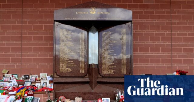 12 policajtov by v Hillsborough čelilo hrubým nekalým prípadom, hovorí strážca | Katastrofa v Hillsborough
